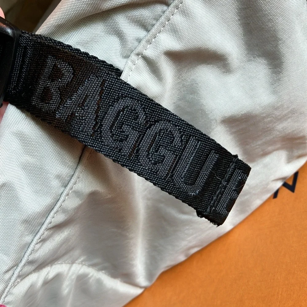 GU Baggu messenger bag in gray silver!